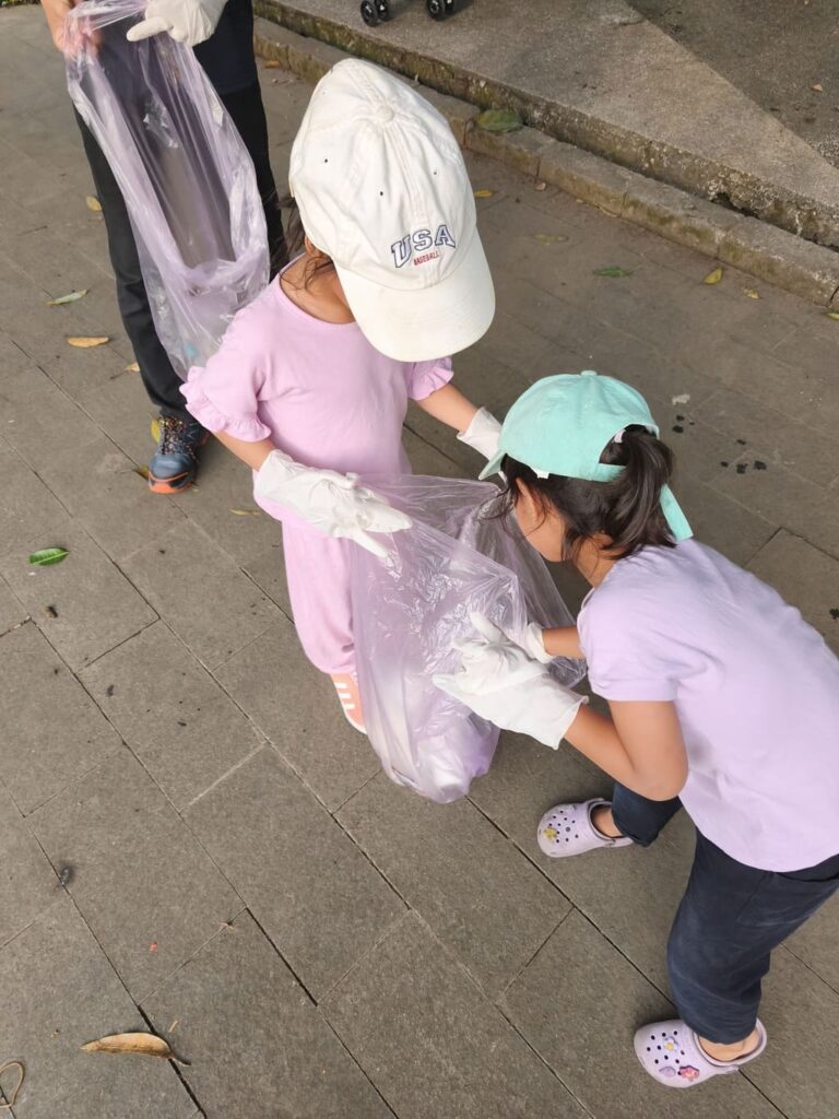 Relawan cilik yang berpartisipasi dalam Kegiatan Plogging yang diadakan oleh Langkah Berbagi